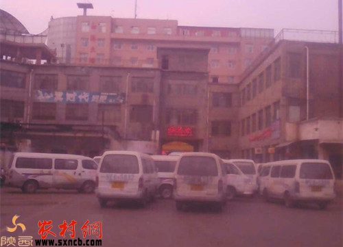 停运的西固快客堵住了车站出口
