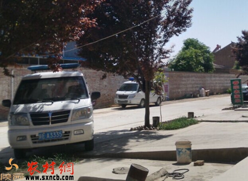 分别停放于农家乐门前的两辆救护车