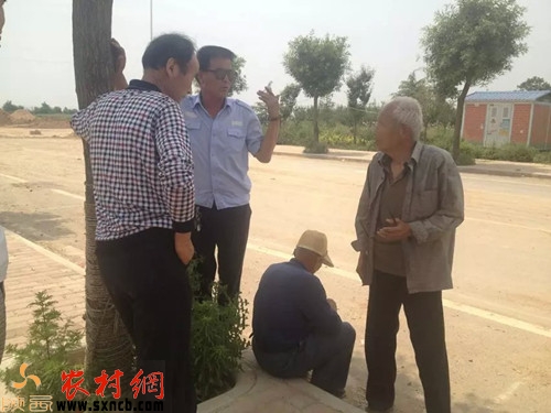 气愤的群众坚持要讨一个说法