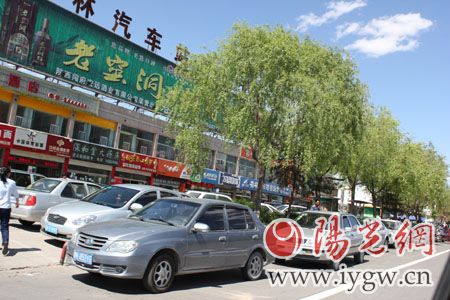 榆林汽车北站停靠的等待乘客的非法运营车辆
