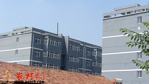 保障性住房上的标识有被去掉的痕迹