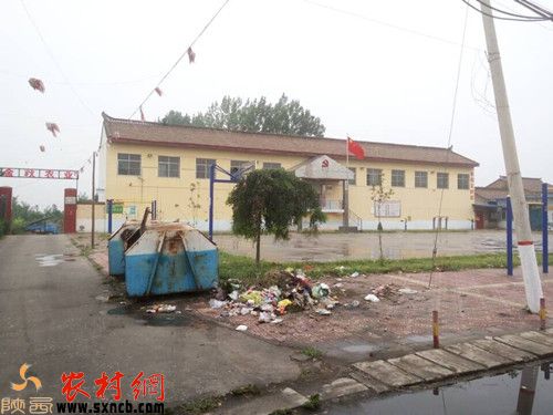 北白堤村村委会门口