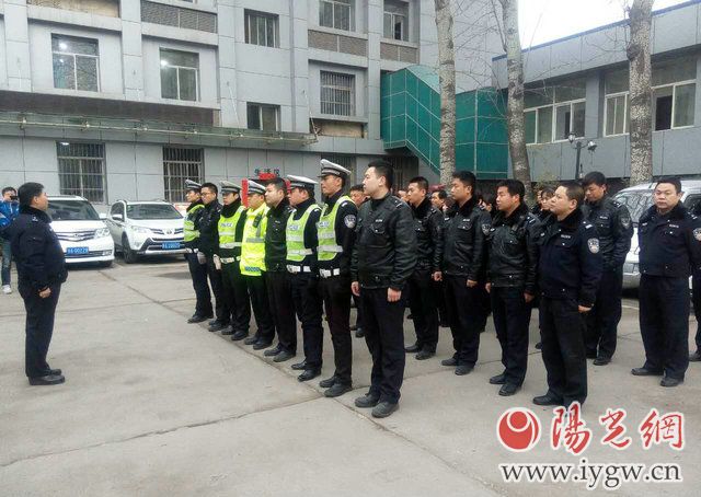 交警新城大队收假第一天上岗前点名。严文辉摄