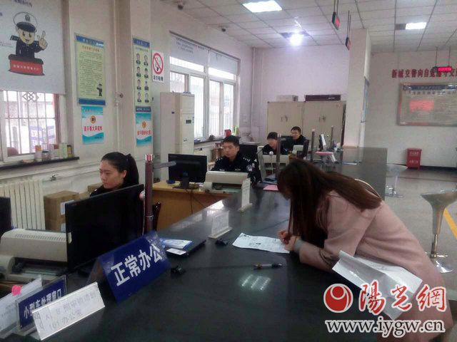 交警新城大队办证大厅节后第一天全员上岗。严文辉摄