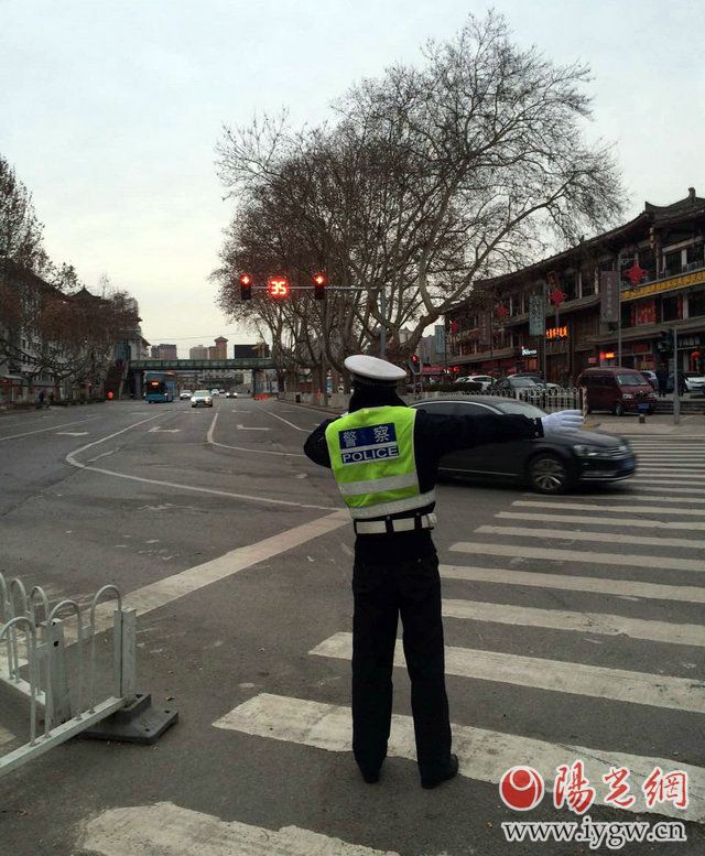 收假第一天,交警曲江大队大雁塔中队民警在大雁塔北广场执勤。严文辉摄