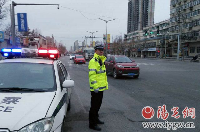收假第一天,交警灞桥大队民警在水泥厂十字执勤。严文辉摄