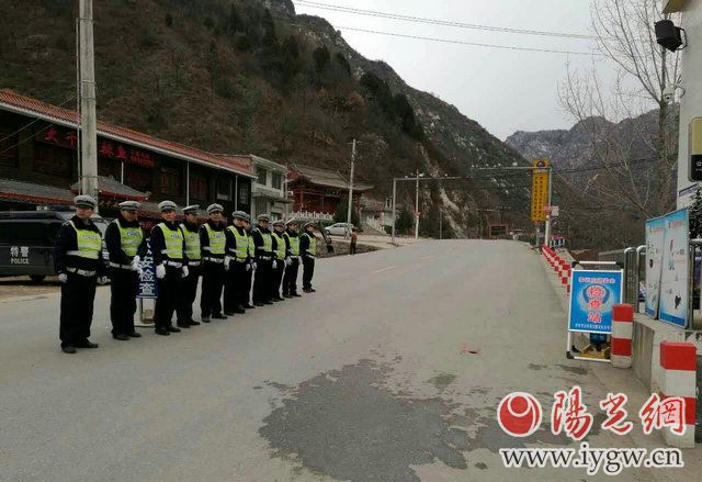 节后第一天交警长安大队秦岭中队全员到岗执勤。严文辉摄