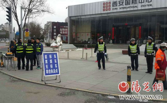 交警雁塔大队检查超标车、黑烟车和无标车。严文辉摄