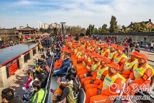 大雁塔景区邀请了50名公交车司机、50名环卫工人及部分市民在观景台观看喷泉表演。(梁萌摄)