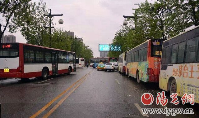 长期停靠在新开门公交场站道路两侧的“僵尸”公交车。严文辉摄。2