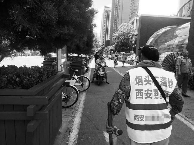 西安学校为环卫工捐3万个马甲 上面印着广告