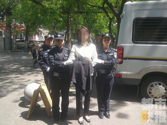 陕西一"老赖"女官员开会时被铐走!