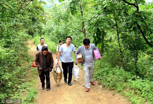 汉中特教老师翻山越岭为特教生过“六一”节